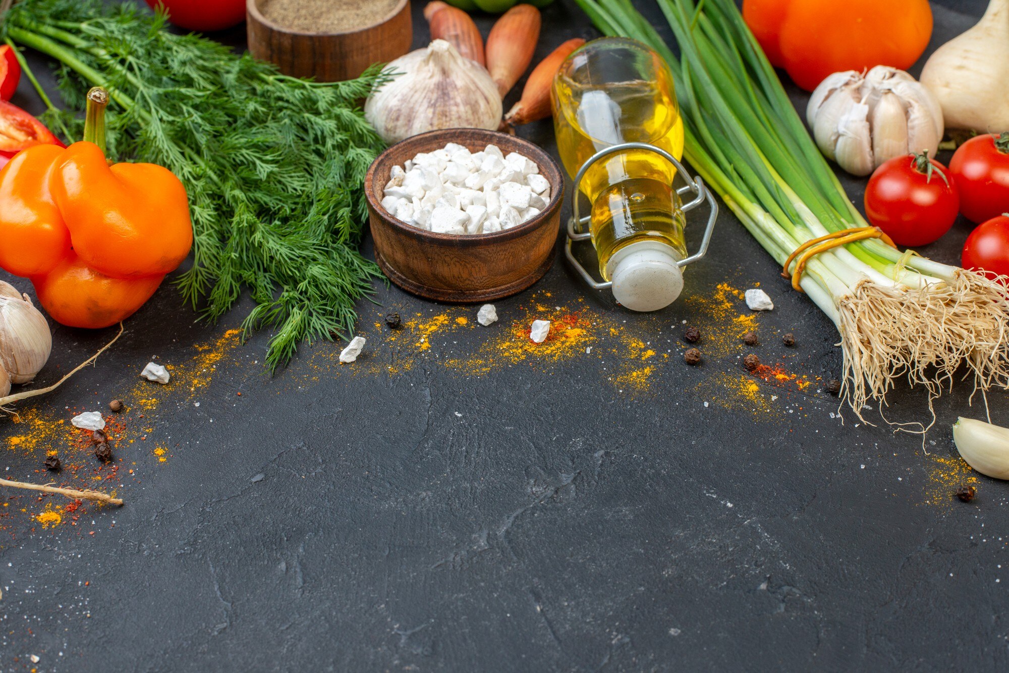 Ingredientes naturales y frescos sobre mesa